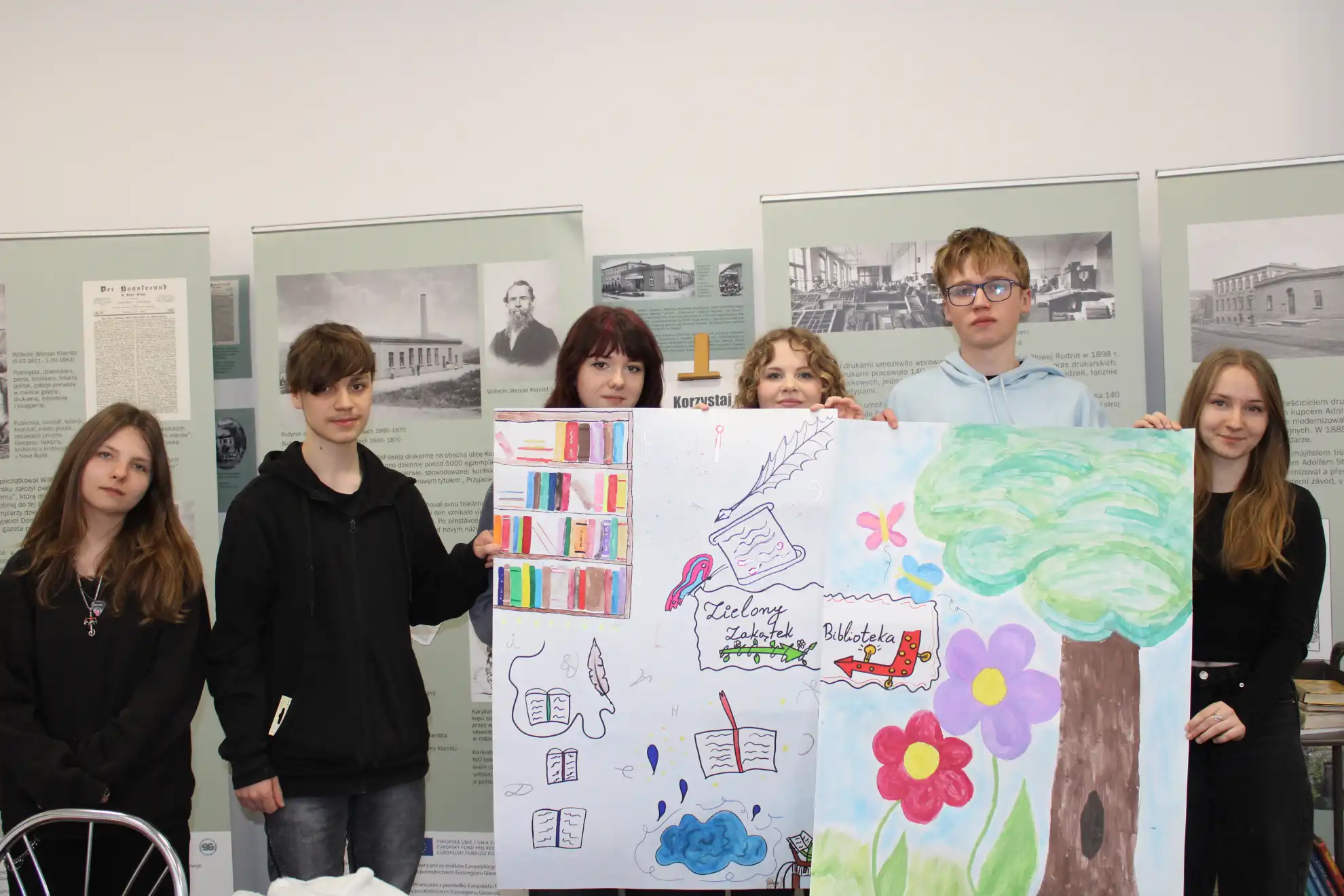 Grupa młodzieży pozuje ze swoimi pracami. - powiększenie