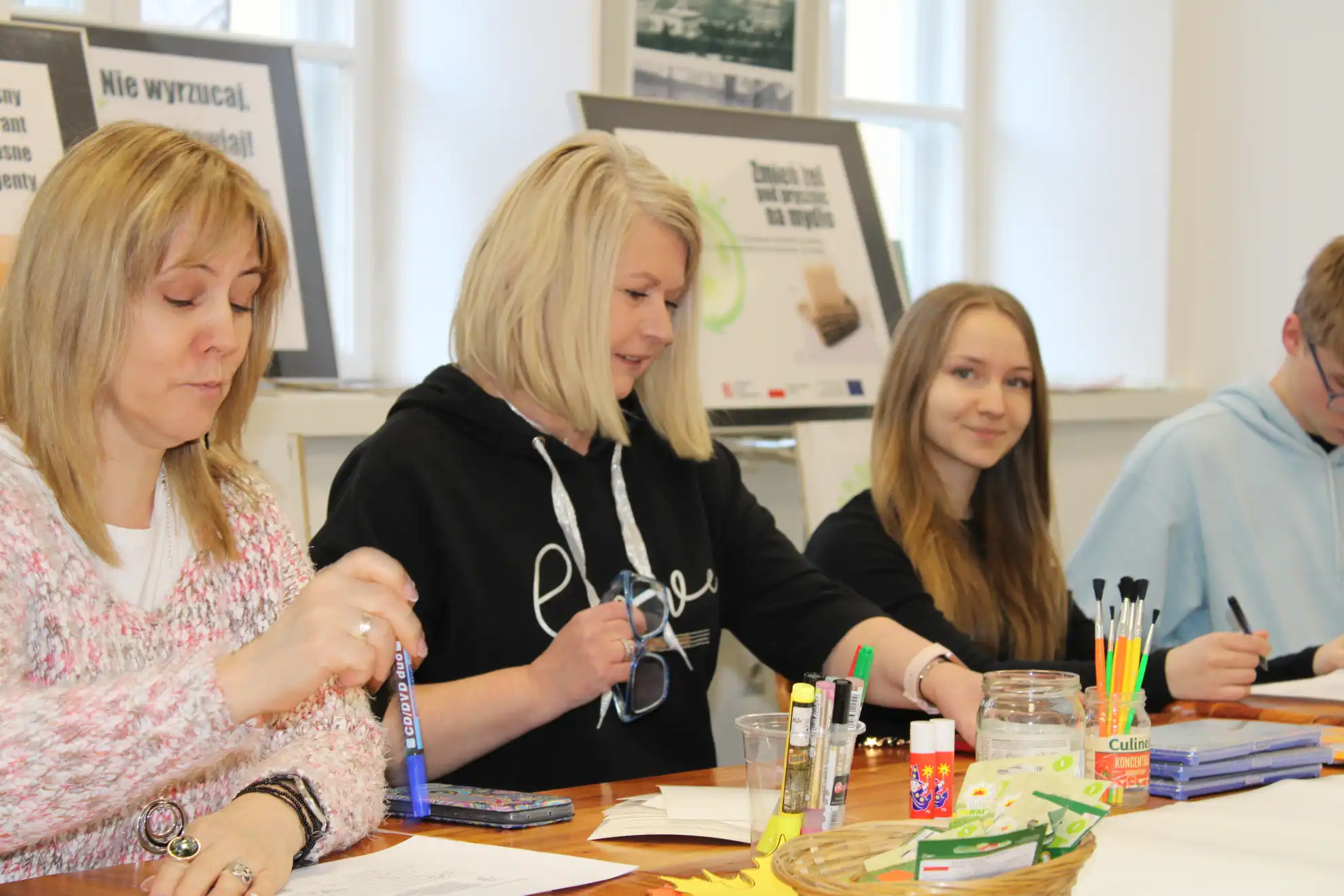 Młodzież, wraz z nauczycielką i bibliotekarką podczas warsztatów. - powiększenie