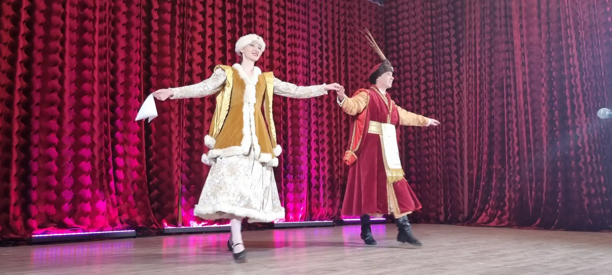 Zespół Pieśni i Tańca Nowa Ruda w trakcie tańca poloneza. - powiększenie