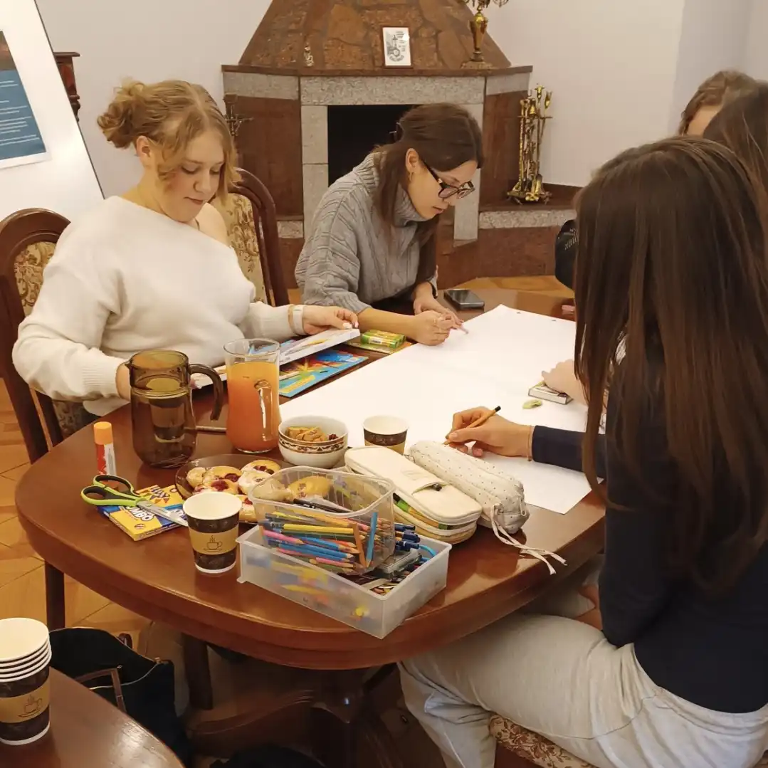 Młodzież w trakcie warsztatów w Sali Kominkowej MBP. - powiększenie