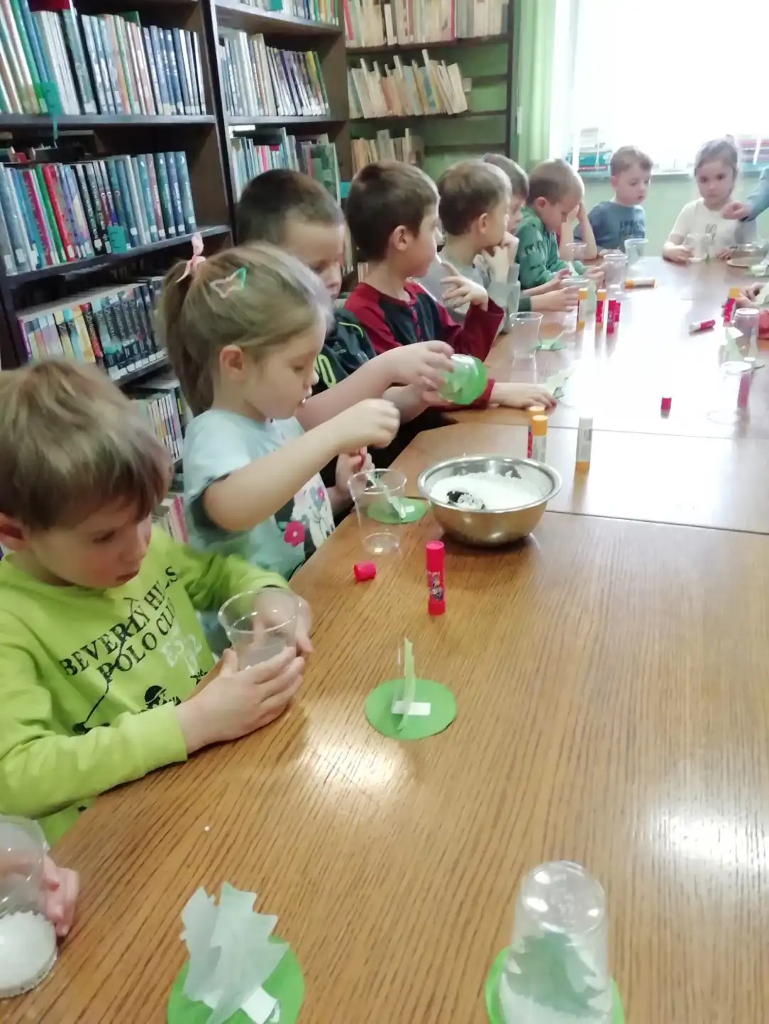 Grupa dzieci podczas warsztatów w Filii nr 4. - powiększenie