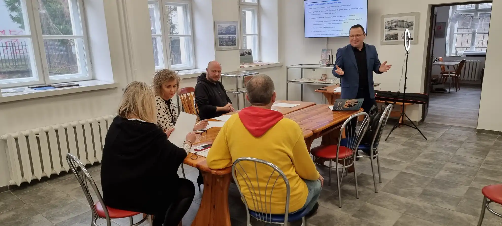 Bibliotekarze siedzą przy stole w trakcie szkolenia. - powiększenie