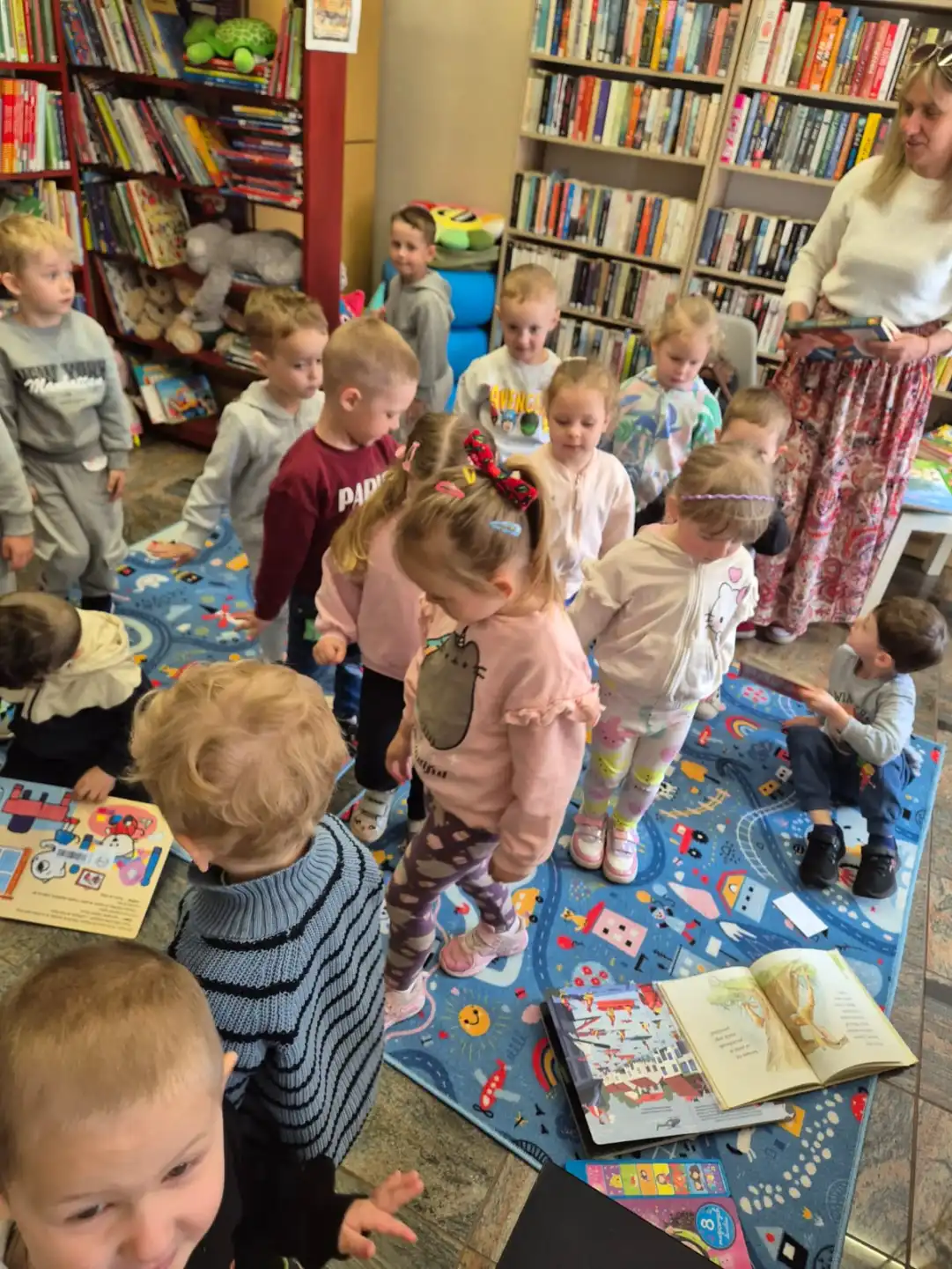 Dzieci wymieniają się przeglądanymi książkami. - powiększenie
