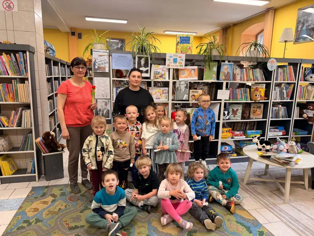 Zdjęcie grupowe przedszkolaków w Oddziale dla Dzieci z bibliotekarką i opiekunem grupy. - powiększenie
