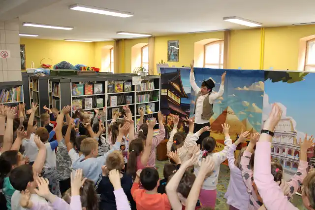 Dzieci tańczą z aktorem. 