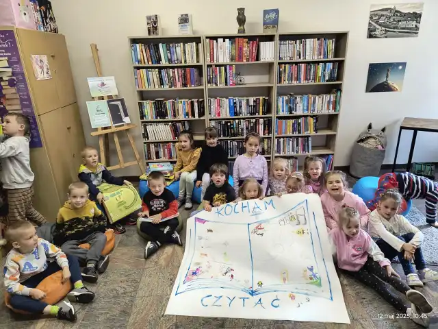 Dzieci prezentują wykonany rysunek. 