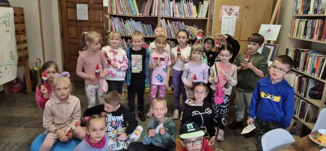 Wszystkie dzieci pozują do grupowego zdjęcia. 