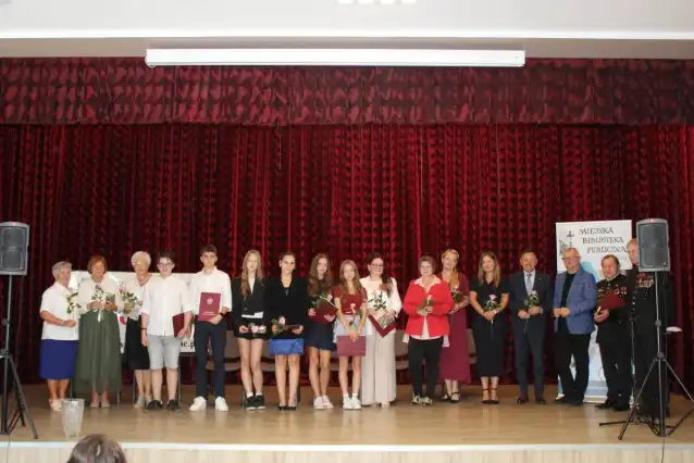 Zdjęcie grupowe uczestników tegorocznej edycji Narodowego Czytania