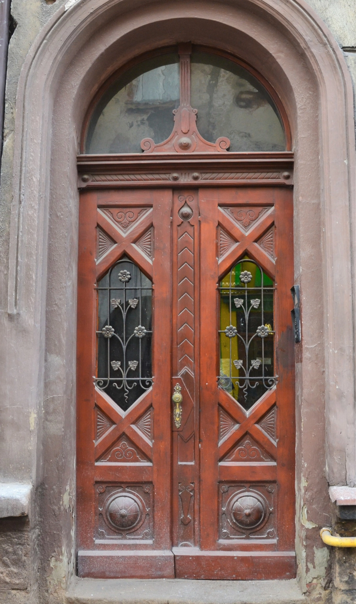 Zabytkowe drzwi wejściowe do jednej z kamienic w Nowej Rudzie