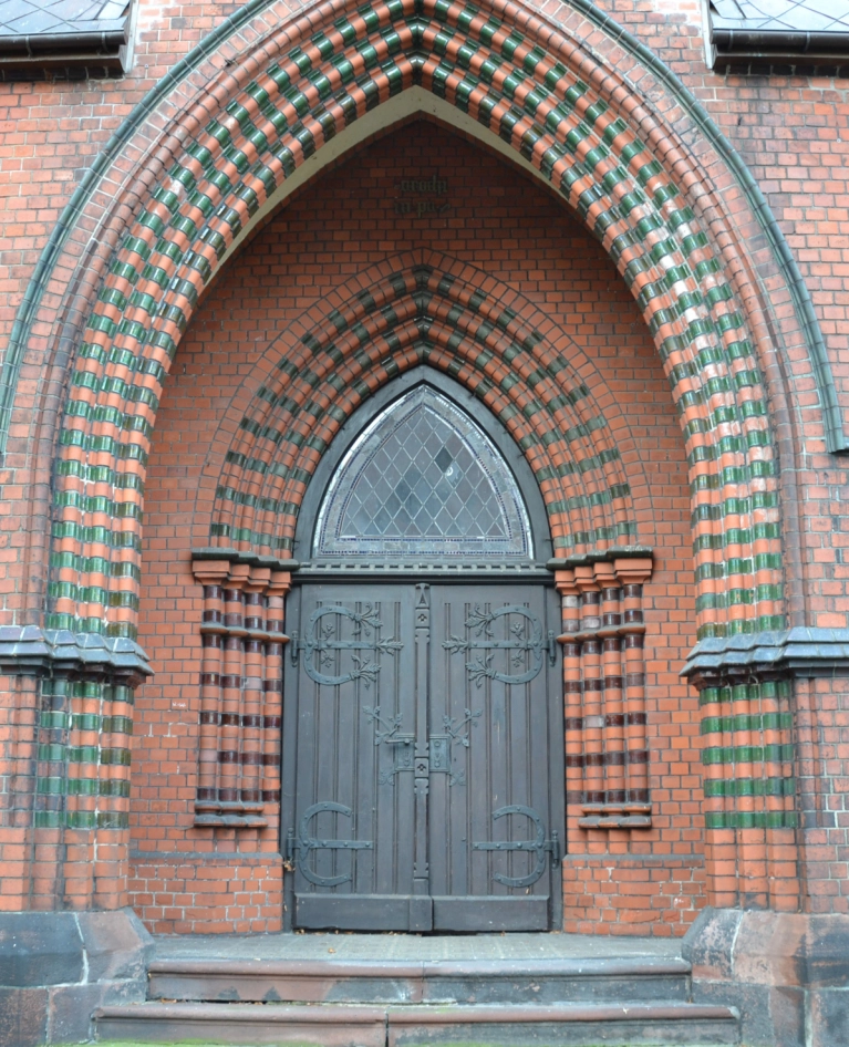 Drzwi wejściowe do kościoła p.w. Świętego Mikołaja w Nowej Rudzie