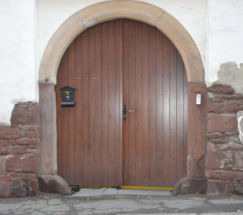 Zabytkowa brama wejściowa do jednej z kamienic w Nowej Rudzie