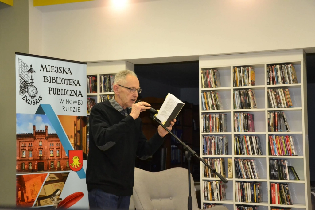 Poeta Antoni Matuszkiewicz czyta prozę Olgi Tokarczuk w Czytelni MBP