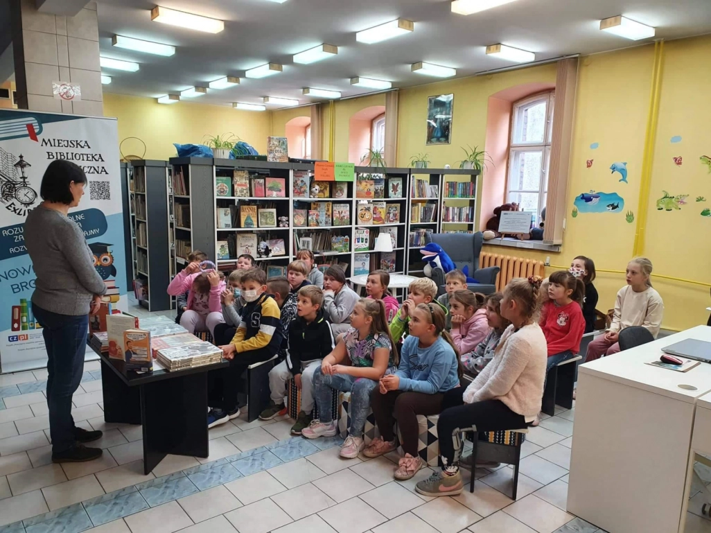 Zgromadzeniu uczniowie słuchają prowadzącej zajęcia Małgorzaty Ciechanowskiej