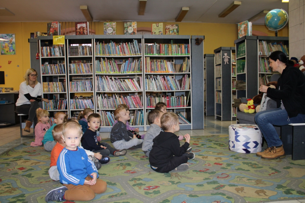 Prowadząca zajęcia i grupa przedszkolaków w Oddziale dla Dzieci