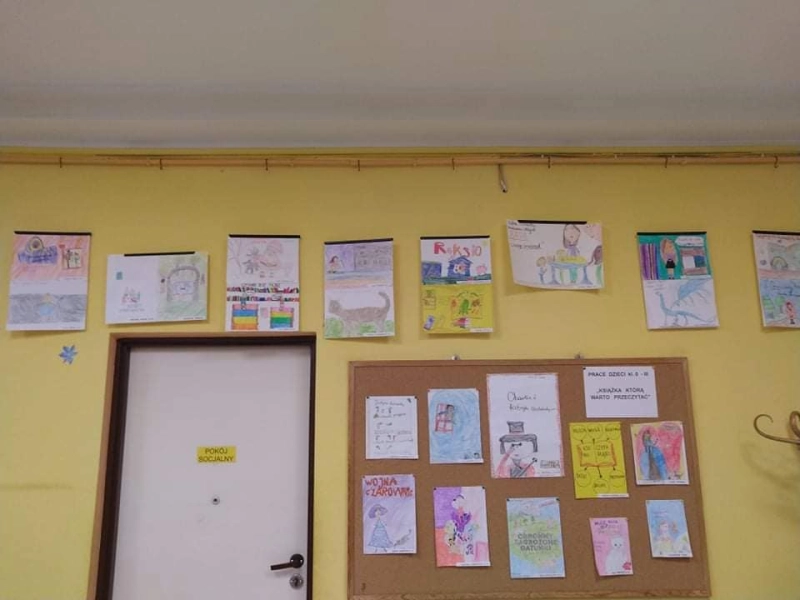Prace uczniów prezentowane na ścianie w Oddziale dla Dzieci