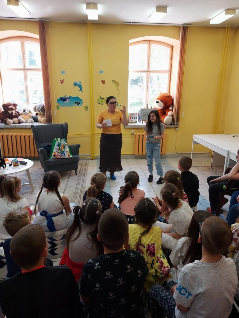 Agnieszka Urbańska prowadzi zajęcia z uczniami