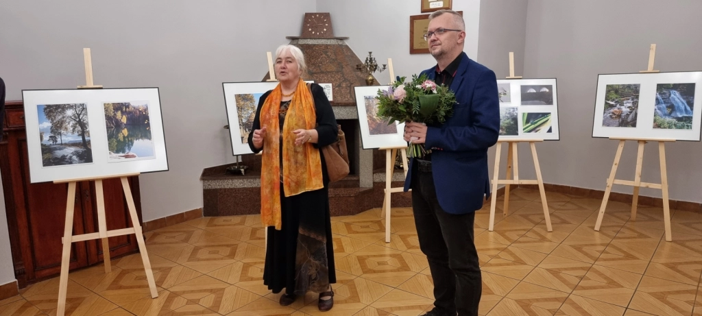Vera Kopecka oraz Dyrektor MBP, trzymający w ręku kwiaty