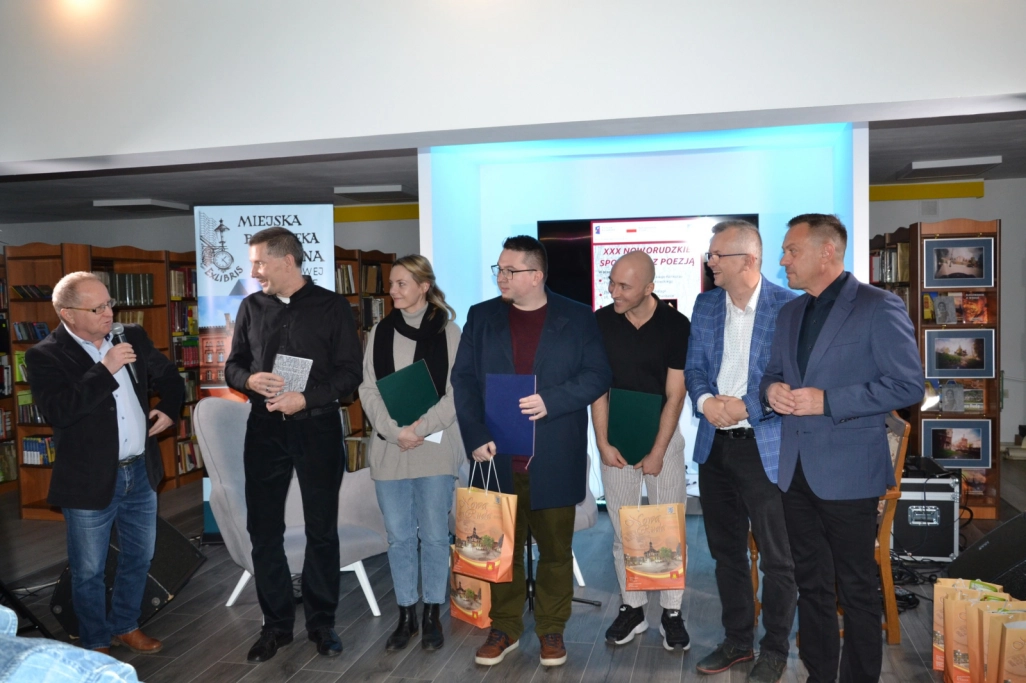 Zwycięzcy tegorocznej edycji konkursu, Dyrektor MBP i Burmistrz słuchają Karola Maliszewskiego