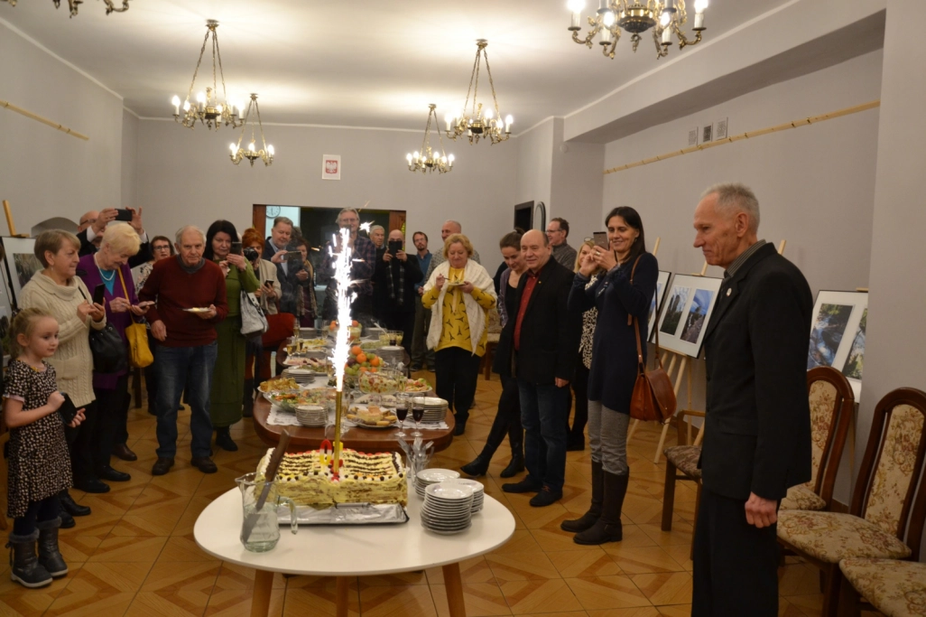 Antoni Matuszkiewicz i zgromadzeni goście spoglądają na jubileuszowy tort