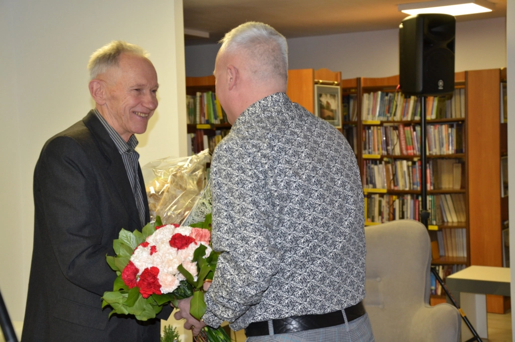 Antoni Matuszkiewicz odbiera kwiaty i gratulacje