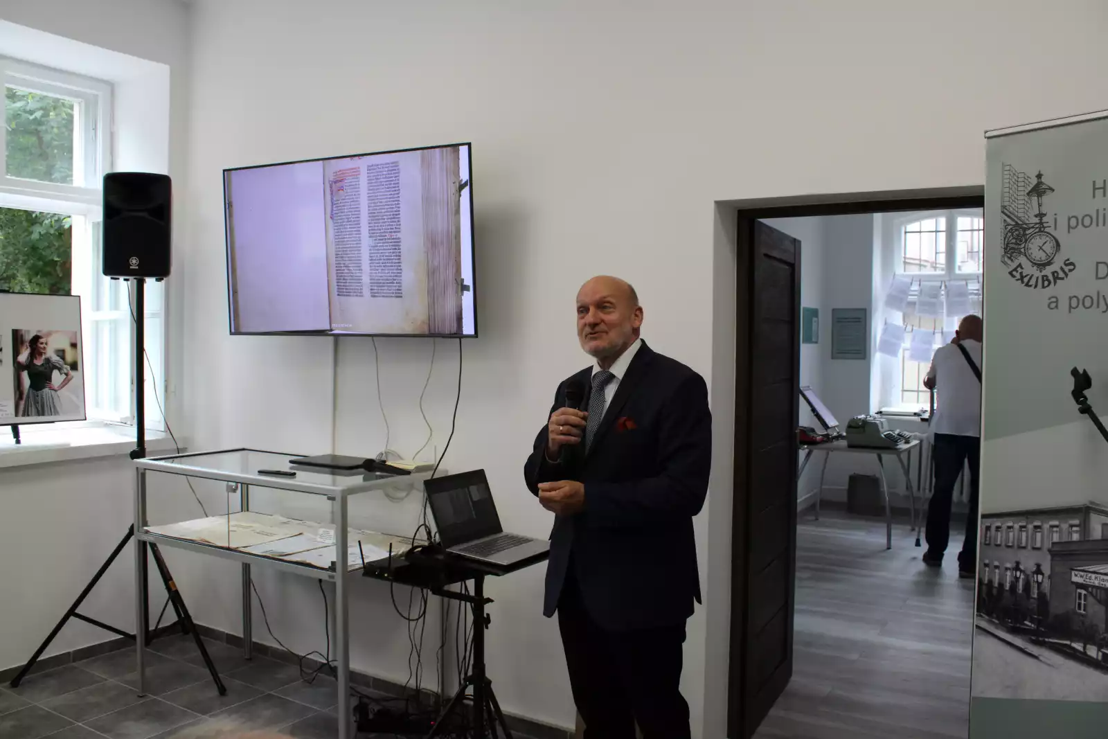 Przewodniczący Społecznego Komitet Utworzenia Muzeum Sztuki Drukarskiej i Poligrafii w Nowej Rudzie Julian Golak prowadzi prezentację poświęconą historii drukarstwa w naszym mieście.