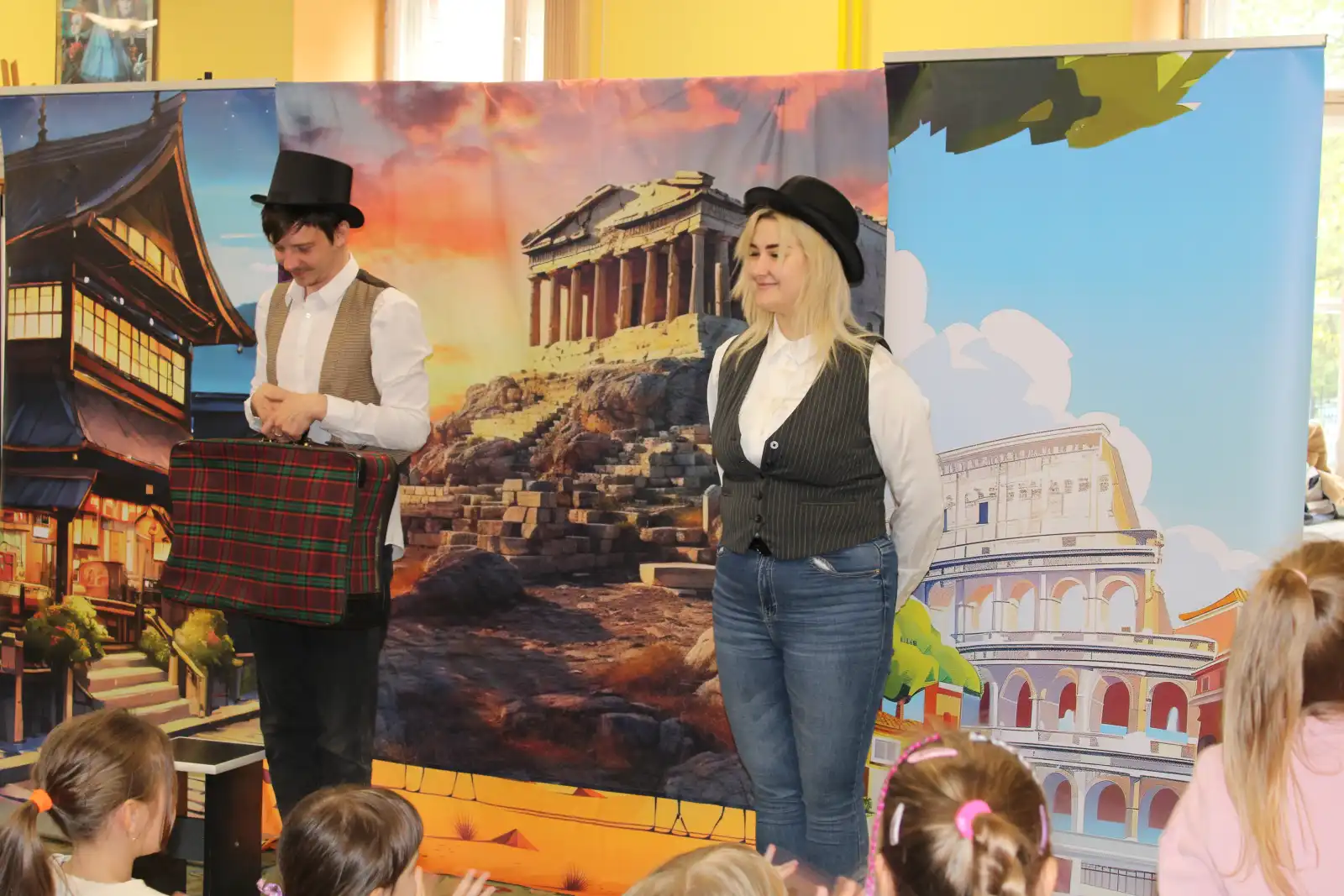 Aktorzy stoją na scenie. 