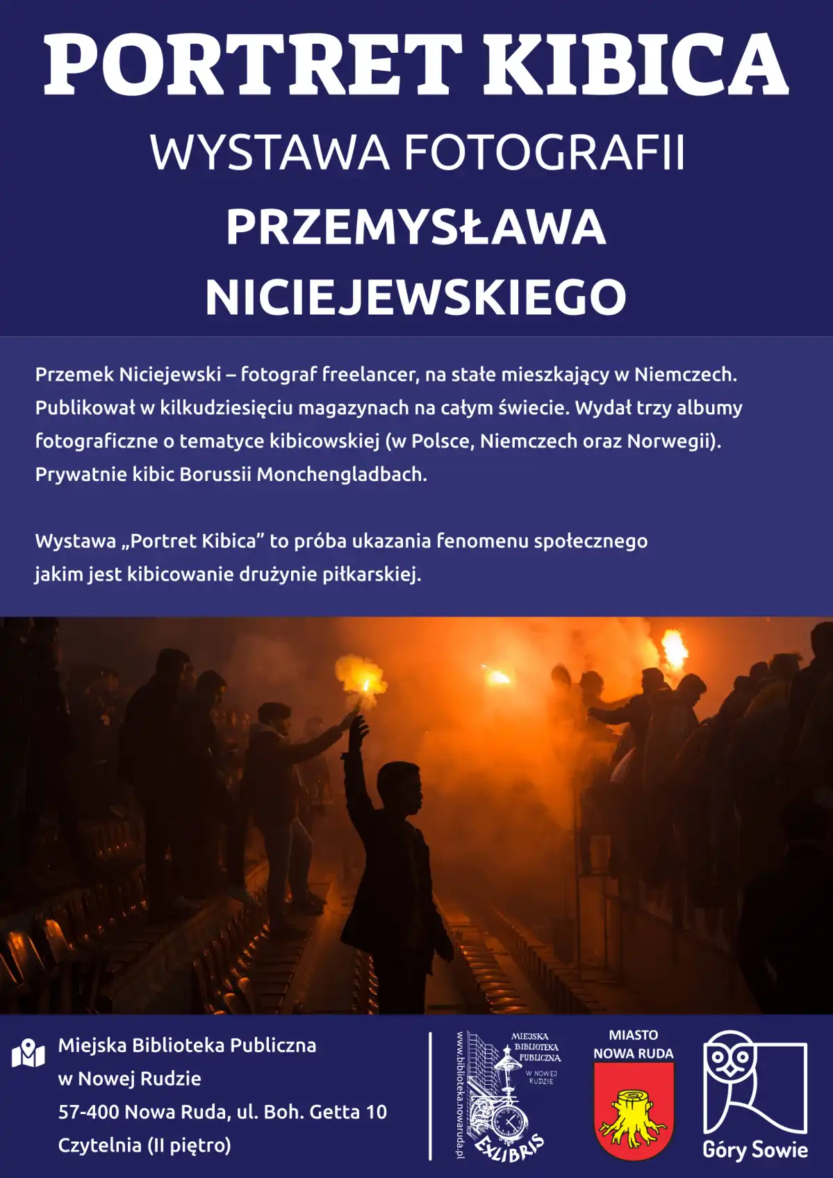 Plakat zapraszający na wystawę fotografii Przemysława Niciejewskiego.