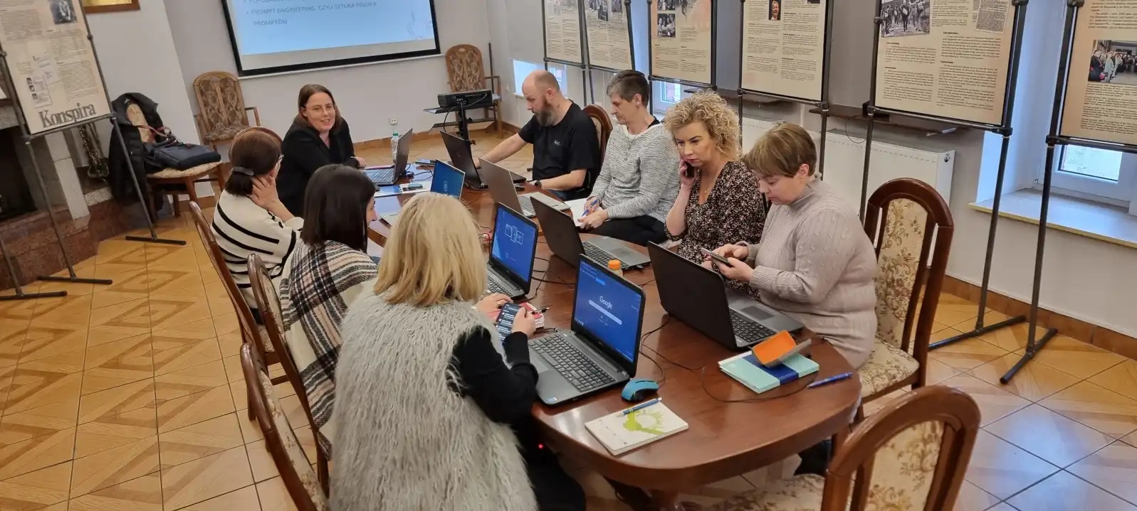 Bibliotekarze podczas szkolenia w Sali Kominkowej.