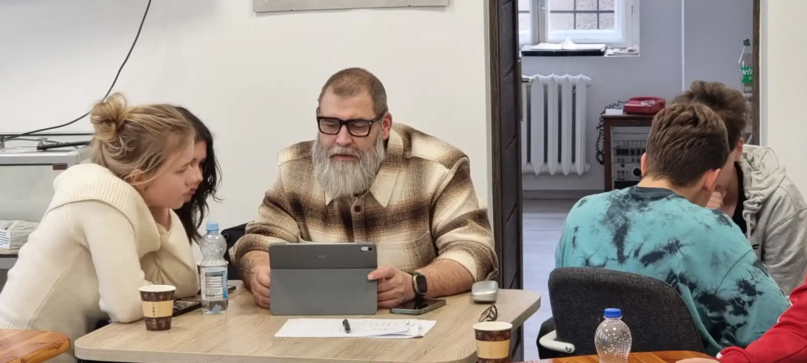 Maciej Zarański w trakcie warszatów z uczniami.