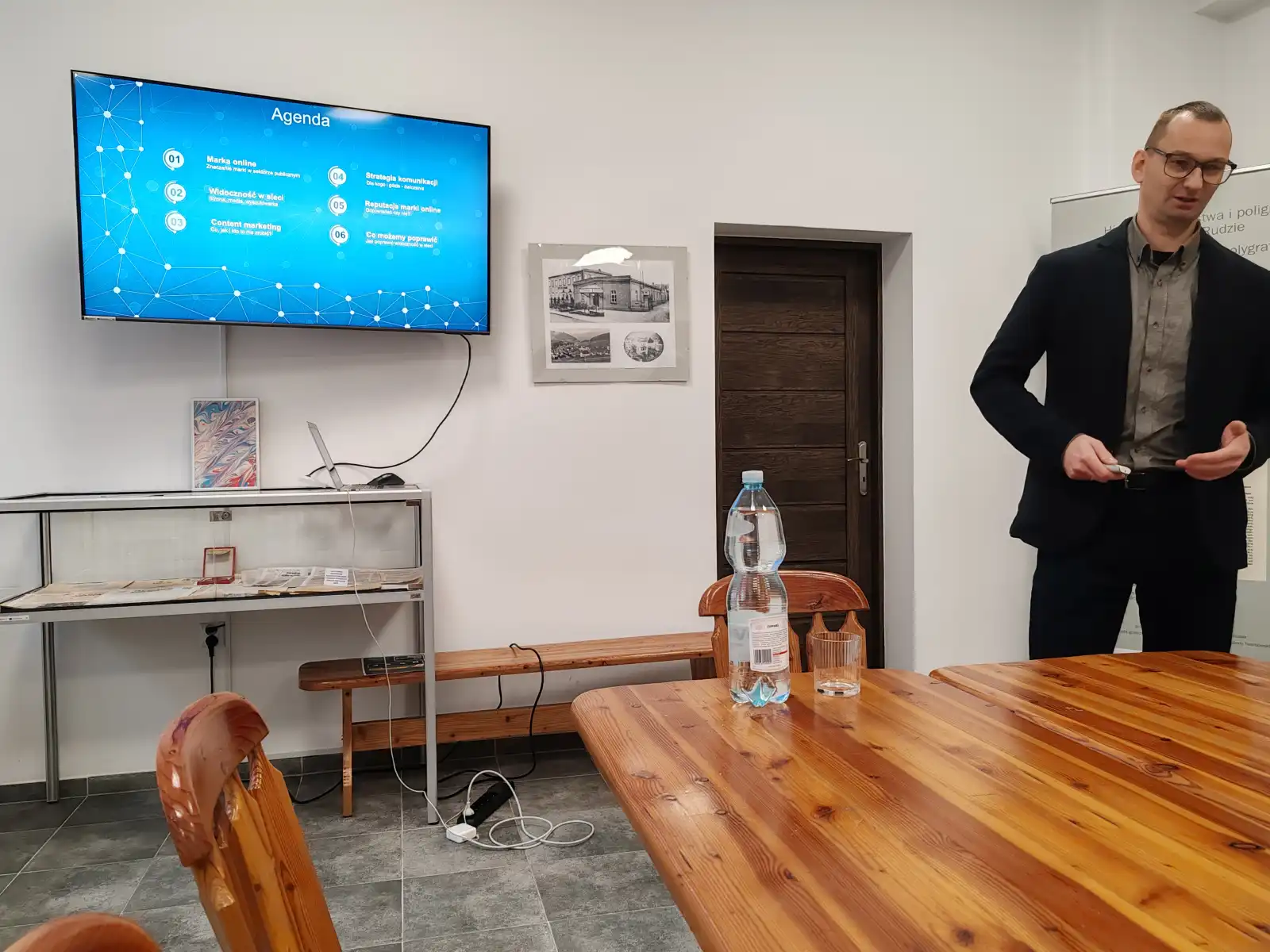 Prowadzący w trakcie szkolenia