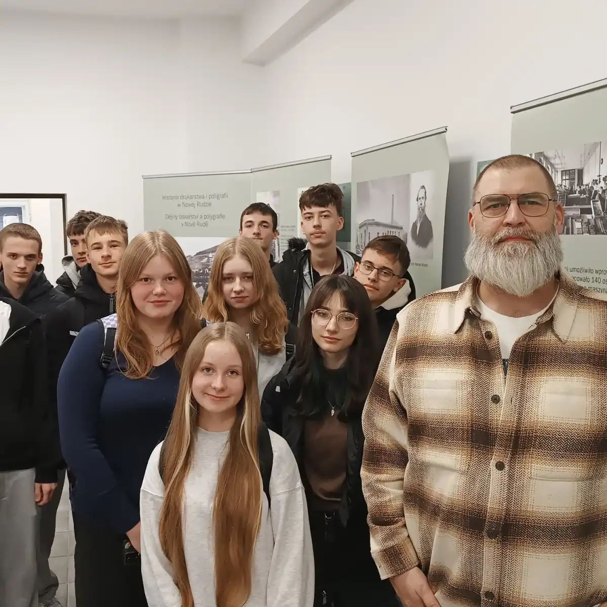 Selfie Macieja Zarańskiego wraz z uczniami uczestniczącymi w warsztatach.