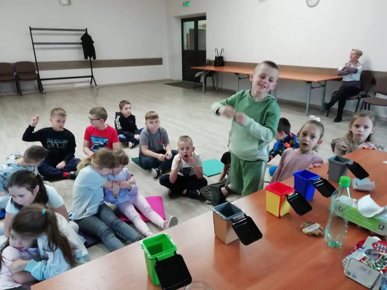 Grupa dzieci podczas zajęć w Sali Widowiskowej MBP.