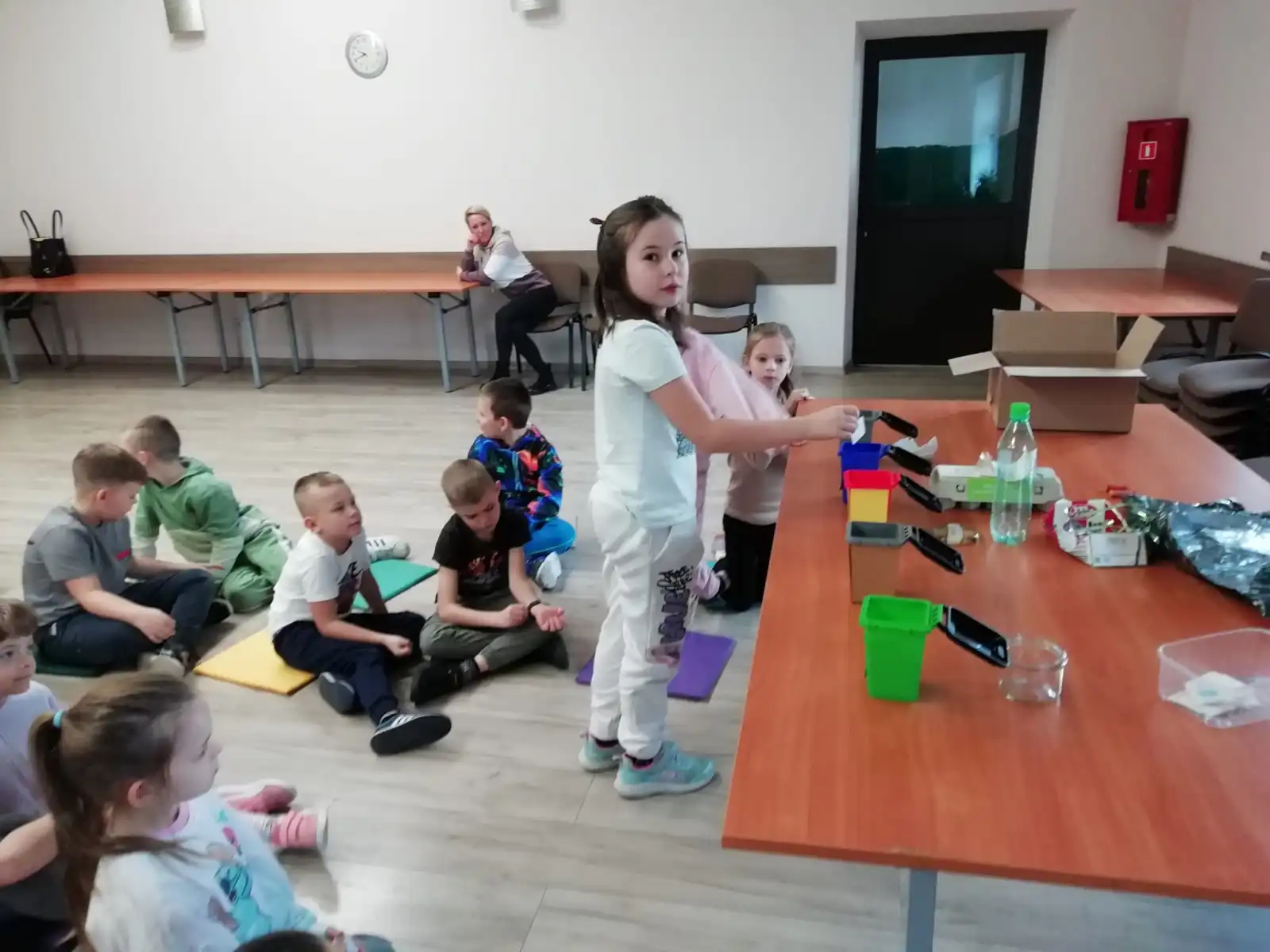 Grupa dzieci podczas zajęć w Sali Widowiskowej MBP.