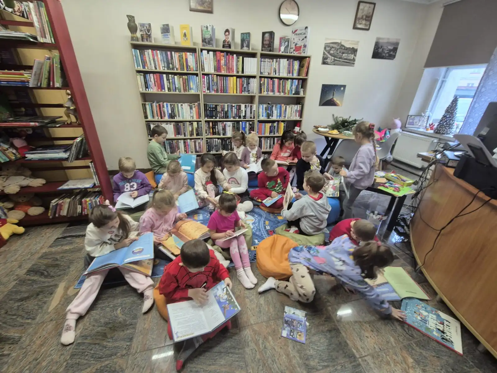 Grupa przedszkolaków podczas zajęć w Filii Nr 1.