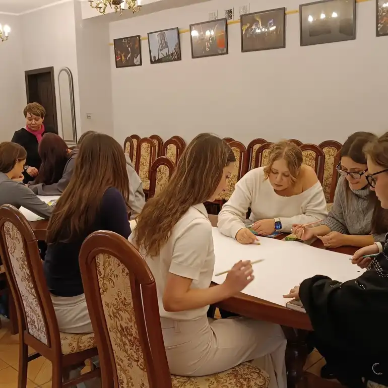 Młodzież w trakcie warsztatów w Sali Kominkowej MBP.