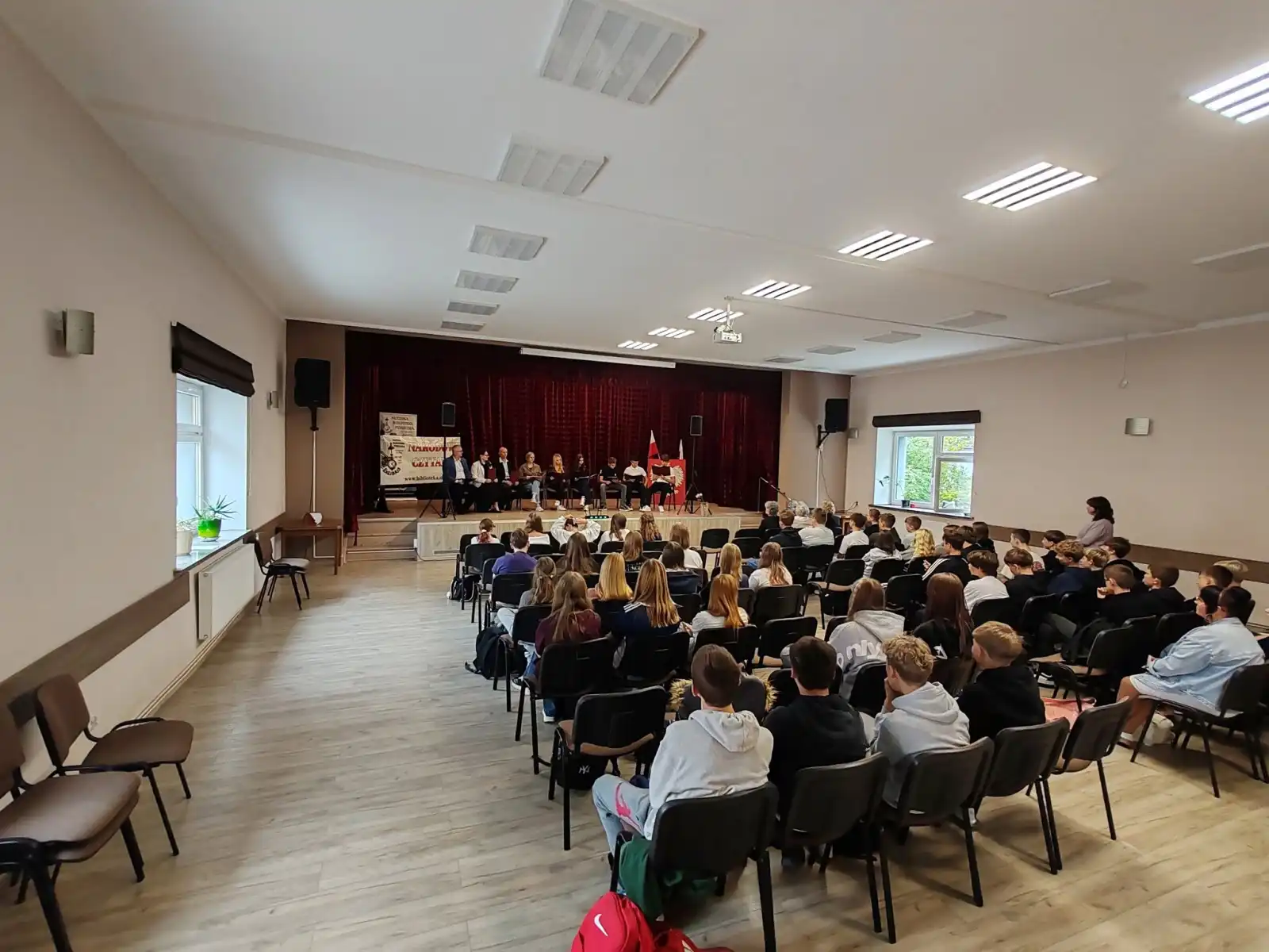 Widok na scenę i siedzącą publiczność w Sali Widowiskowej MBP w Nowej Rudzie.