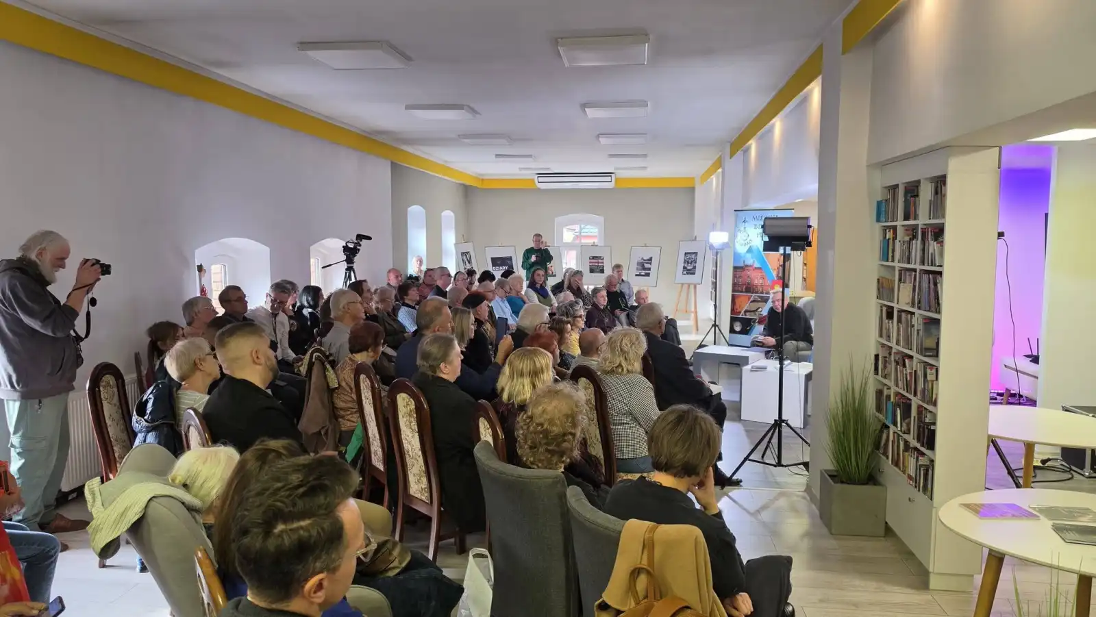 Publiczność zgromadzona w czytelni MBP siedzi w półkolu